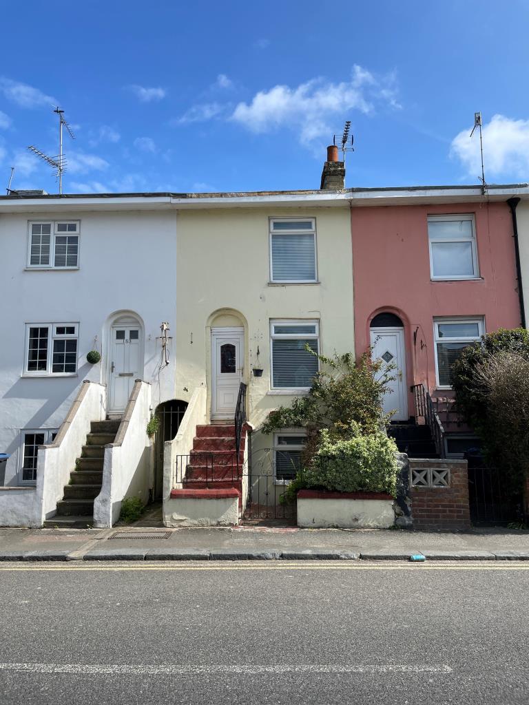 Lot: 95 - TWO-BEDROOM HOUSE FOR IMPROVEMENT - External photo of three storey terraced house